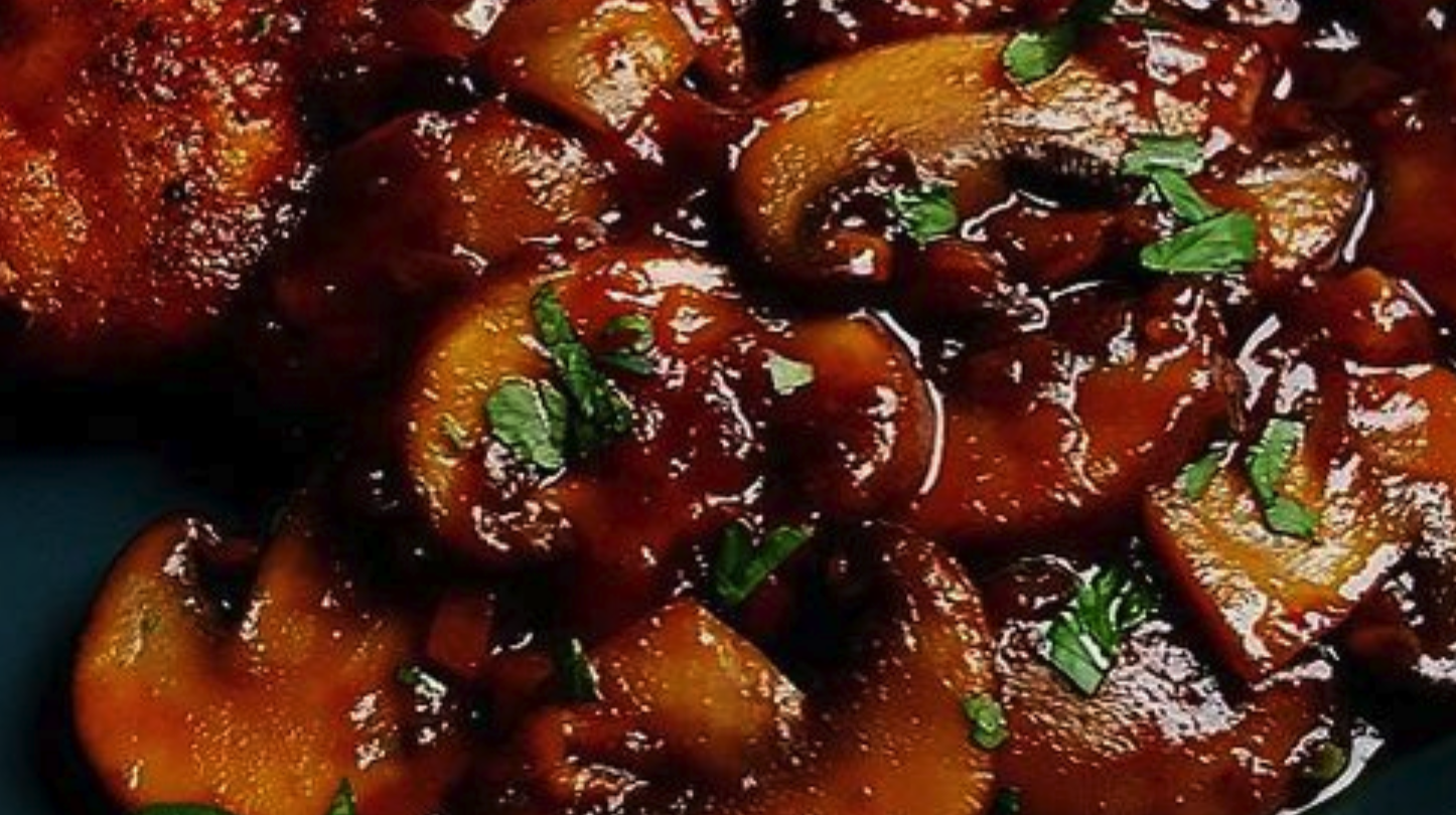 Kip, sperziebonen en kastanjechampignons in madeirasaus