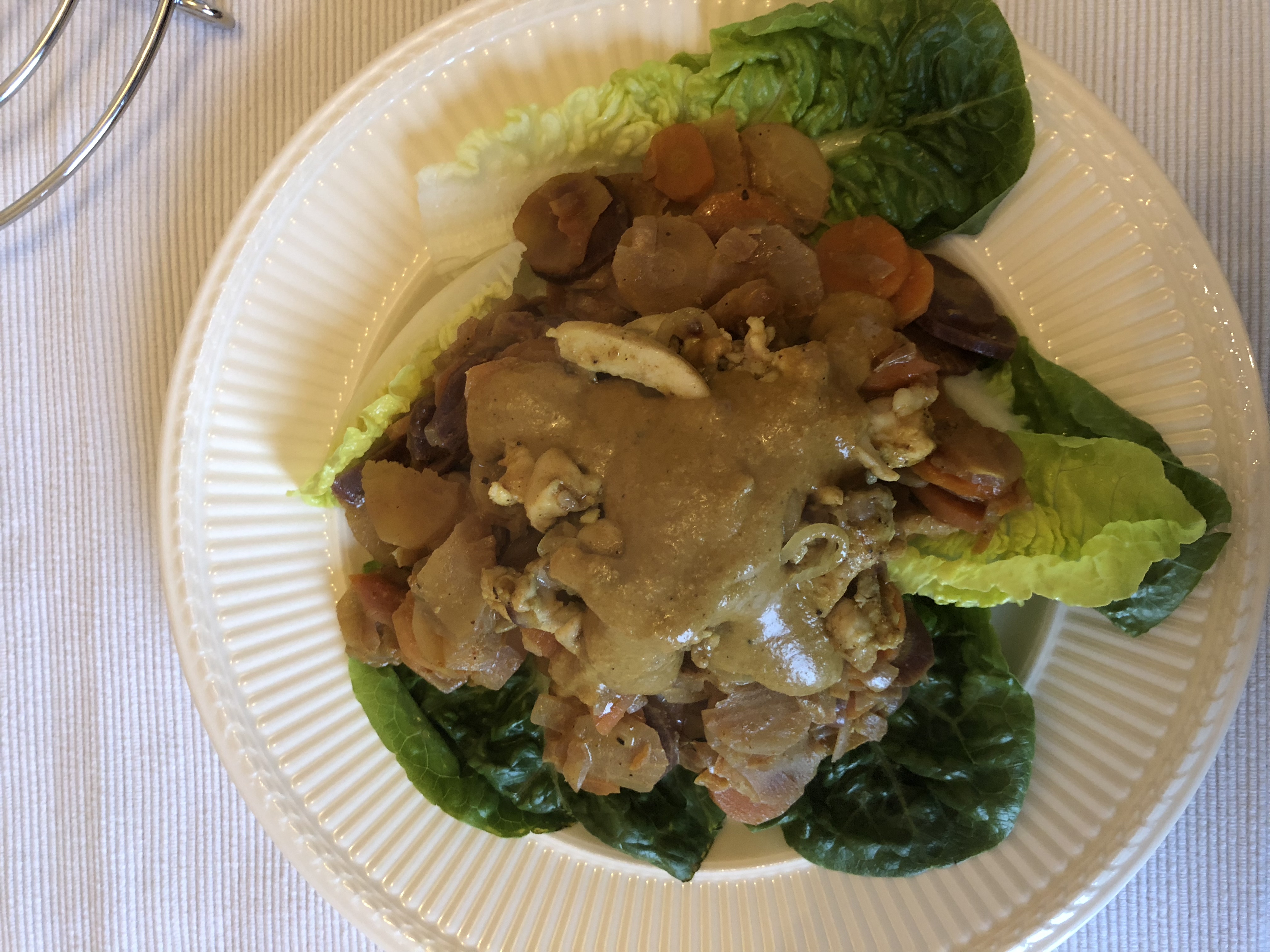 Wortelen in kerriesaus